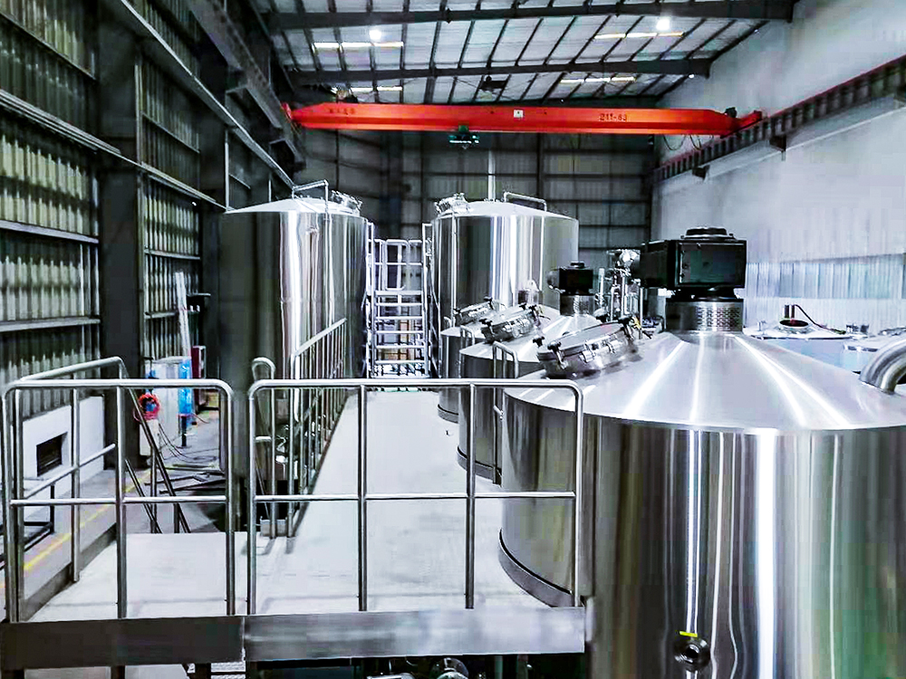 Large scale commercial beer brewing equipment